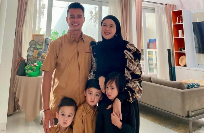 Eza Gionino bersama istri dan anak-anak